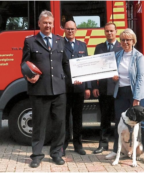 Auch die Freiwillige Feuerwehr Neustadt durfte sich über eine Spende freuen. Für die Anschaffung eines automatisierten externen Defibrillators mit Tragetasche zur Verlassung auf dem Feuerwehrfahrzeug spendeten wir 2.178,77 €.