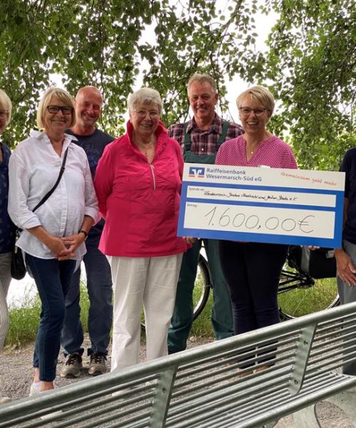 Insgesamt 1.600 Euro gingen an den Förderverein Stadtwald und Grünes Brake e. V., die damit eine Sitzbank aus Metall anschaffen konnten.