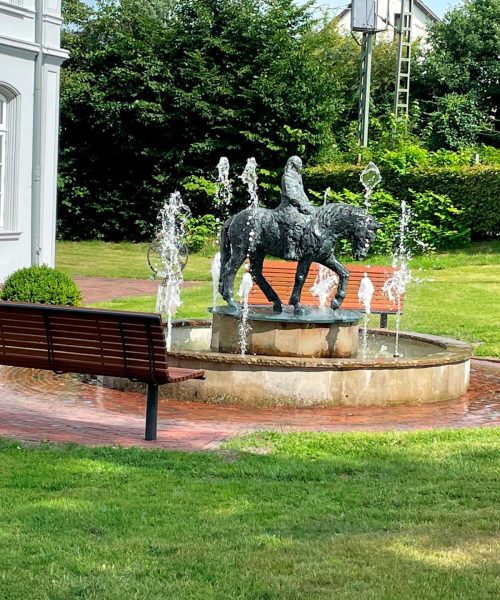 Damit der Heye Park auch Platz zum Verweilen bietet, wurden der Heye Stiftung 1.500 € überreicht, um Bänke für den Park anzuschaffen.