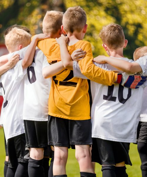 Die Bambini-Mannschaft kann sich jetzt nach dem Training mit ihren neuen Pullovern aufwärmen.